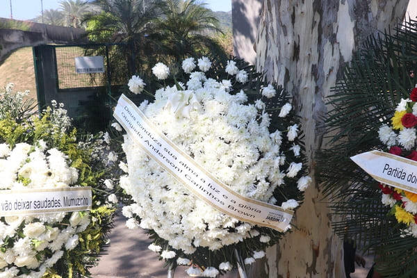 Coroas de flores enviadas para o velório de Anderson Leonardo - Metrópoles