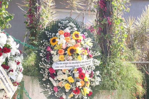 Coroas de flores enviadas para o velório de Anderson Leonardo - Metrópoles