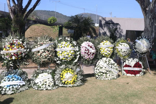 Coroas de flores enviadas para o velório de Anderson Leonardo - Metrópoles