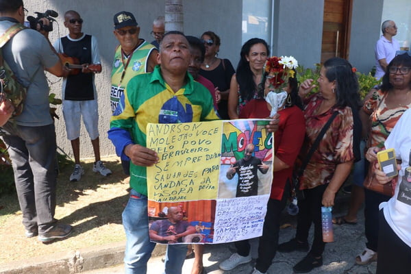 Fãs de Anderson Leonardo se reuniram para se despedir do cantor - Metrópoles