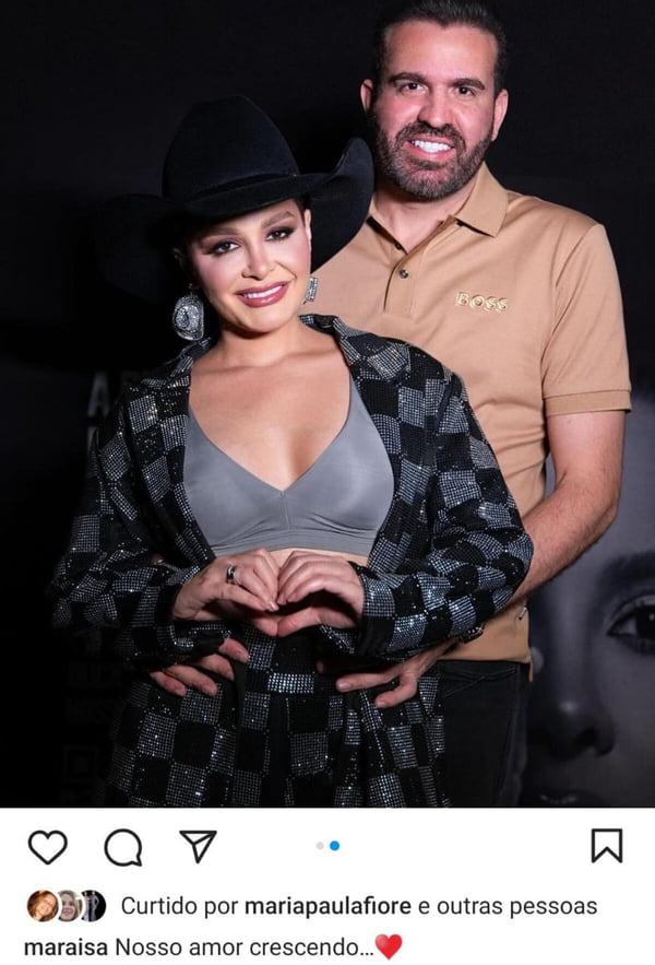 Maraisa posa com o namorado, Fernando Mocó, fazendo coração perto da barriga - Metrópoles