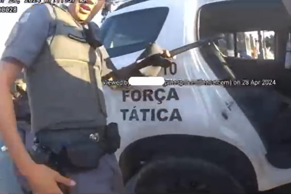 Imagem colorida de PM fardado em frente à viatura - Metrópoles