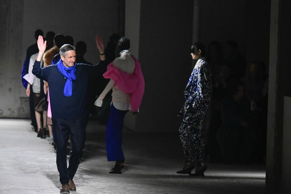 Estilista belga Dries Van Noten com modelos na passarela de moda - Metrópoles