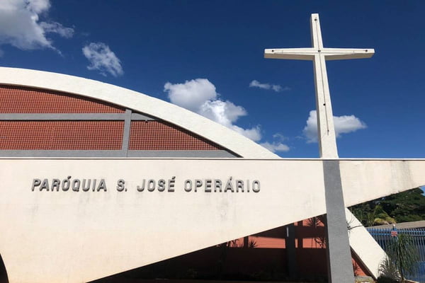 Foto colorida da fachada da Paróquia São José Operário