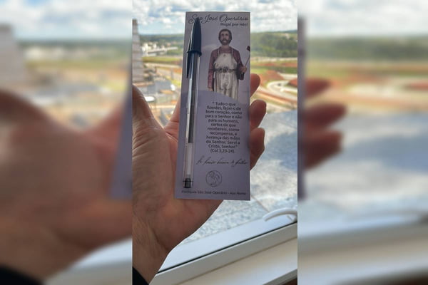 Foto colorida de caneta com santinho