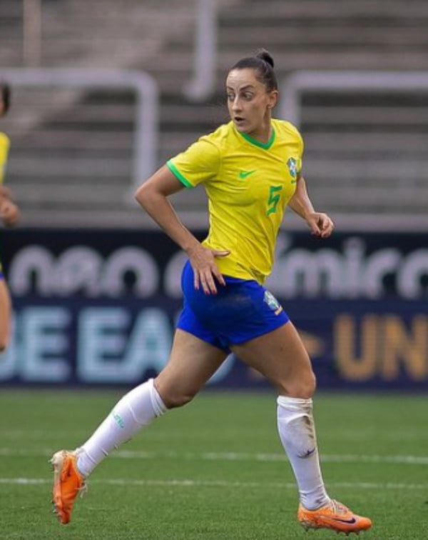 Luana Bertolluci, jogadora da seleção brasileira de futebol