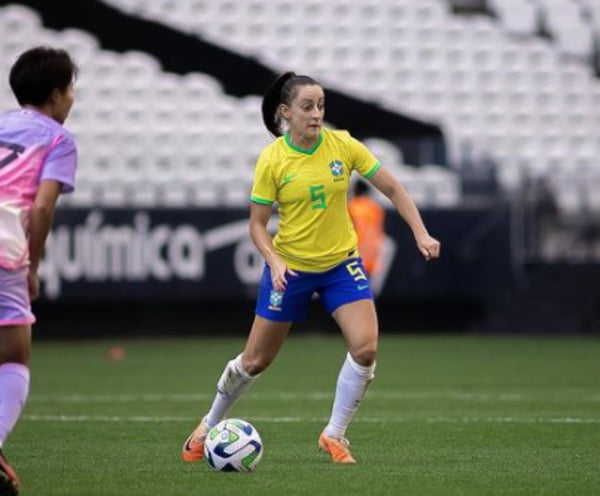 Luana Bertolluci, jogadora da seleção brasileira de futebol