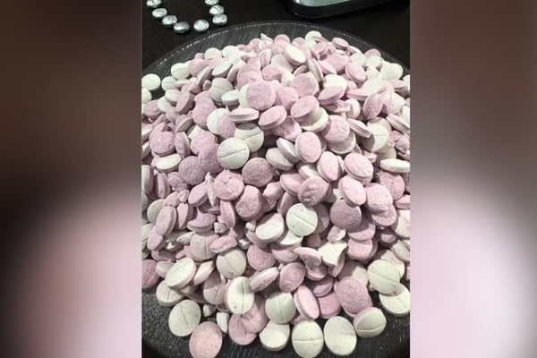 Imagem colorida mostra comprimidos de ecstasy apreendidos pela Polícia Civil - Metrópoles