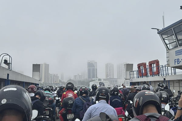 foto colorida de motociclistas na fila da balsa Santos-Guarujá, que não está funcionando devido à neblina - Metrópoles