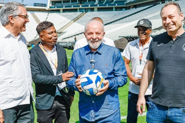 foto colorida de Lula durante evento das centrais sindicais na arena Corinthians - Metrópoles