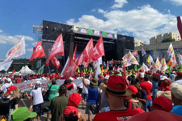 foto colorida de Ato das centrais sindicais pelo 1º de Maio no estacionamento da arena Corinthians, com a presença de Lula - Metrópoles