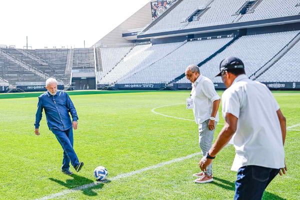 foto colorida do presidente da República, Luiz Inácio Lula da Silva, durante Visita ao campo do estádio do Corinthians, Itaquera, São Paulo - SP - Metrópoles