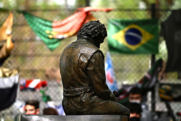 Imagem colorida da estátua de Ayrton Senna - Metrópoles