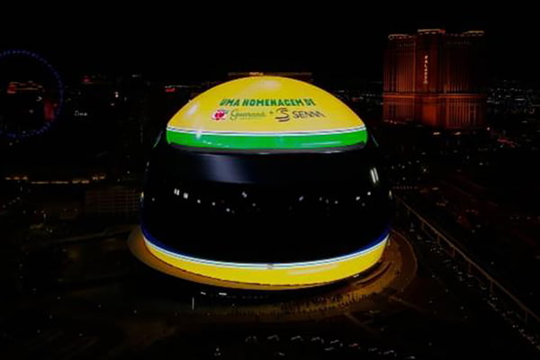 Imagem colorida de capacete do Ayrton Senna - Metrópoles