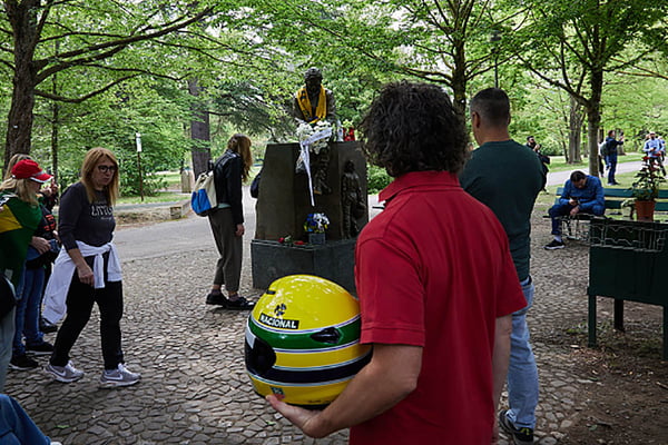 Imagem colorida de estátua de Ayrton Senna - Metrópoles