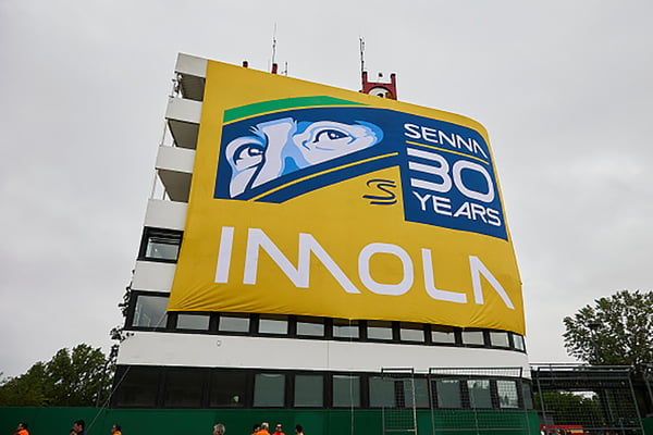 Imagem colorida de bandeira de Ayrton Senna - Metrópoles