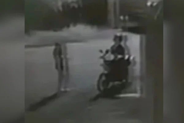 Imagem de câmera de segurança mostra homem em uma moto conversando com uma menina jovem, Victória Lorrany - Metrópoles