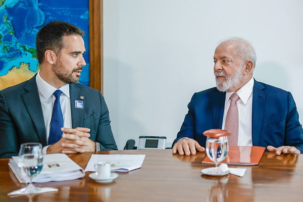 Foto colorida do presidente da República, Luiz Inácio Lula da Silva, durante reunião com o Governador do Rio Grande do Sul, Eduardo Leite, no Palácio do Planalto - Metrópoles