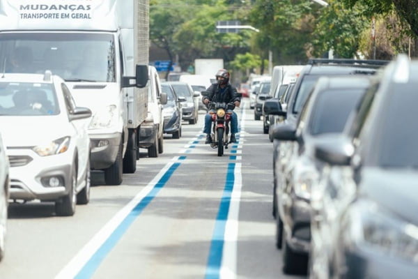 foto colorida de faixa azul para motos na Avenida dos Bandeirantes; sinalização chega ao Túnel Ayrton Senna - Metrópoles
