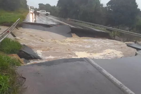 Buraco se abre em rodovia após chuvas fortes no Rio Grande do Sul