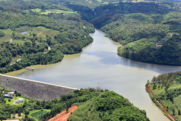 Imagem colorida de represa em Caxias do Sul (RS) - Metrópoles