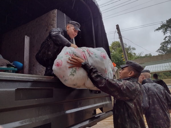 apoio das Forças Armadas às regiões afetadas pelas enchentes no RS