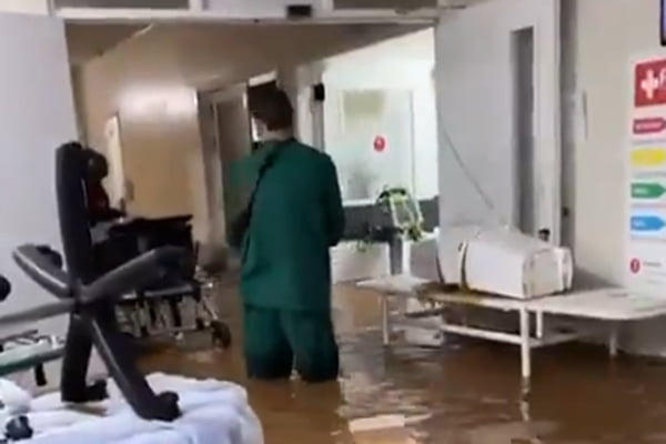 O único hospital da cidade de Três Coroas, na Região da Serra do Rio Grande do Sul, foi inundado/Metrópoles
