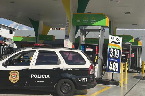 Foto colorida de viatura da Polícia Civil de São Paulo em frente à bomba de combustíveis em posto em dia ensolarado - Metrópoles