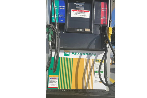 Foto colorida de bomba de combustível com logomarca da Petrobras - Metrópoles