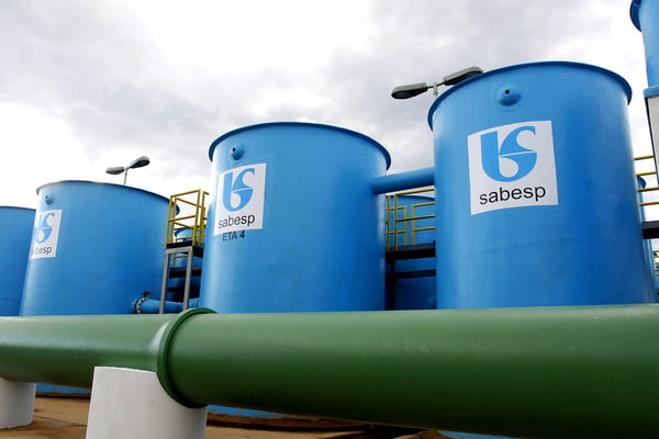 Imagem colorida mostra caixas de água de estação de tratamento da Sabesp - Metrópoles