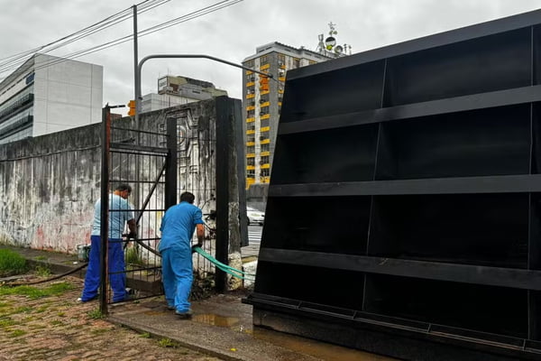 Imagem colorida de comportas de sistema de segurança para evitar inundação pelo Guaíba em Porto Alegre - Metrópoles