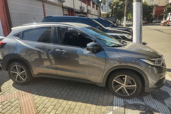 Imagem colorida mostra carro com o vidro quebrado usado por quadrilha que roubava pessoas na zona sul de São Paulo - Metrópoles