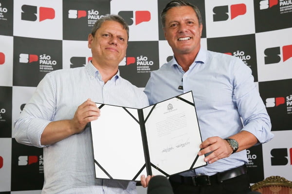 Imagem colorida de do Governador e do Prefeito de Santos segurando um escrito. Metrópoles