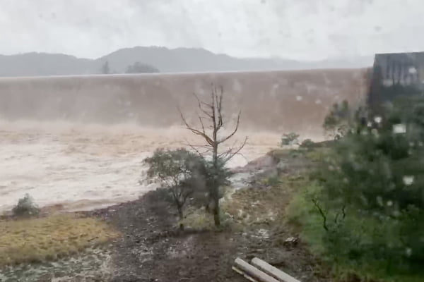 Barragem rompe em região do Rio Grande do Sul após ser decretado calamidade pública após chuvas intensas. 8,3 mil pessoas deixaram suas casas em 76 municípios da região do RS - metrópoles