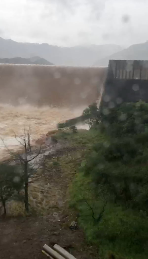 Barragem rompe em região do Rio Grande do Sul após ser decretado calamidade pública após chuvas intensas. 8,3 mil pessoas deixaram suas casas em 76 municípios da região do RS - metrópoles