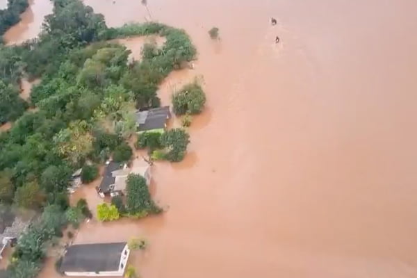 Áreas alagadas no Rio Grande do Sul após chuvas intensas. 8,3 mil pessoas deixaram suas casas em 76 municípios da região do RS 1- Metrópoles