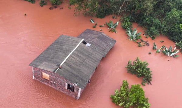 foto colorida de sobrevoo de helicoptero da PM de SP com imagens de pessoas ilhadas em telhados do RS - Metrópoles