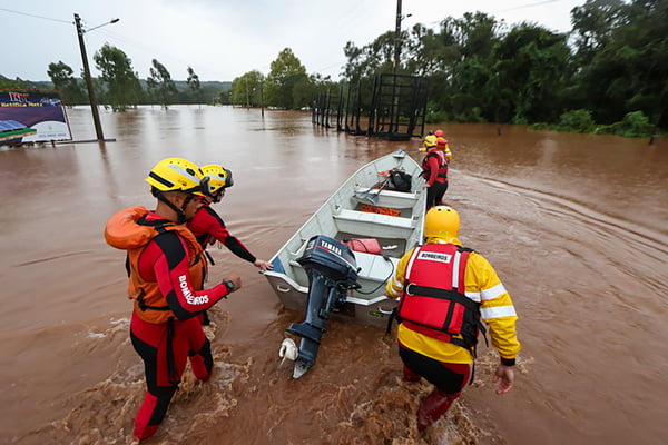 Corpo de Bombeiros trabalha no resgate e ajuda a moradores de Rio Pardinho