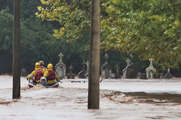 Corpo de Bombeiros trabalha no resgate e ajuda a moradores de Rio Pardinho - Metrópoles
