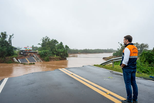 Governador Eduardo Leite faz vistorias em estradas em Santa Maria destruida pelas chuvas deixando centenas de desabrigados
