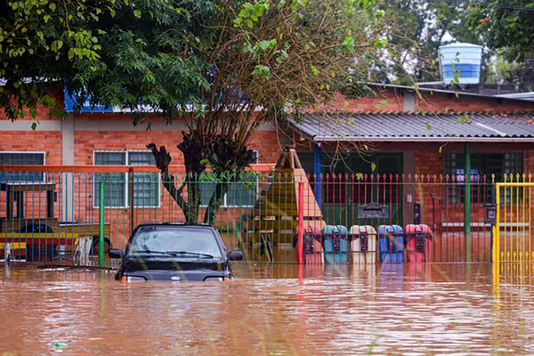 Resgate de famílias na Ilha dos Marinheiros, pela Defesa Civil de Porto Alegre - Metrópoles