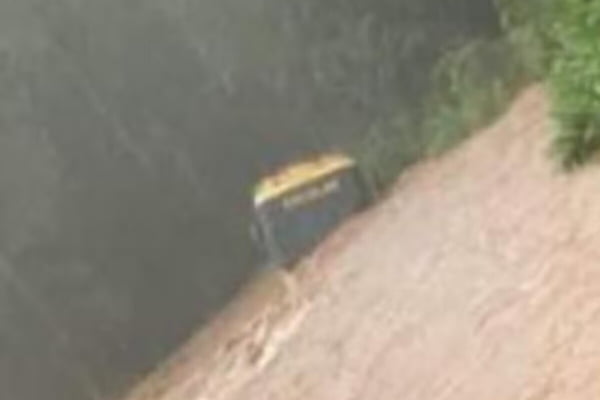 Imagem do transporte escolar submerso - Metrópoles