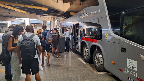 foto colorida de fãs de Madonna embarcando de ônibus, na Rodoviária do Tietê, para o Rio de Janeiro - Metrópoles