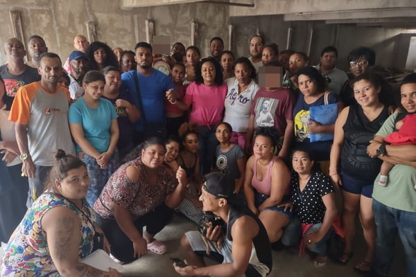 Grupo de 104 pessoas que vivem na ocupação