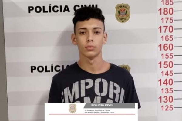 Imagem de um homem preso com o banner da Polícia Civil atrás. Metrópoles