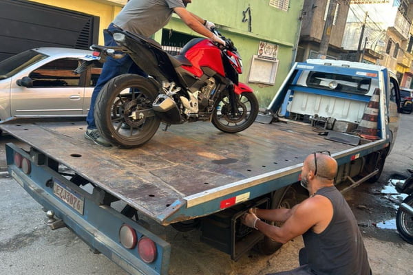 Imagem colorida de moto vermelha em cima de guincho. Metrópoles