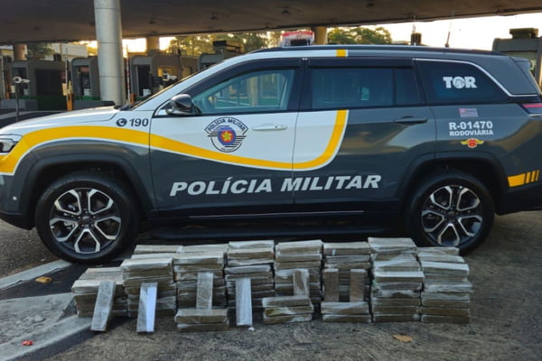 Imagem colorida mostra tijolos de maconha encontrados dentro de carro pela PM em São Bernardo do Campo, na Grande São Paulo - Metrópoles