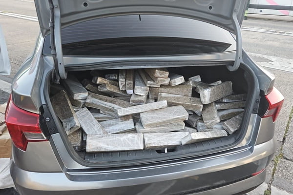 Imagem colorida mostra tijolos de maconha encontrados dentro de carro pela PM em São Bernardo do Campo, na Grande São Paulo - Metrópoles