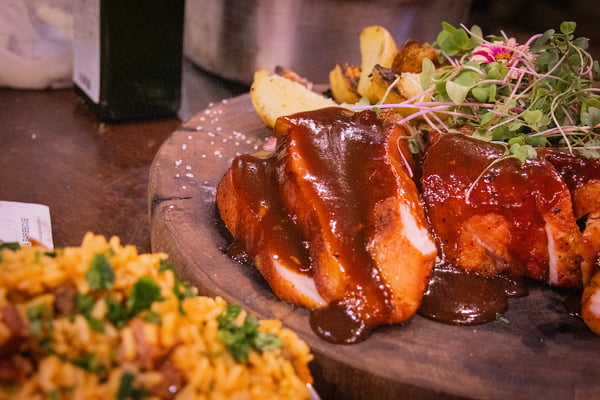 Arroz carreteiro com carne de porco com barbecue