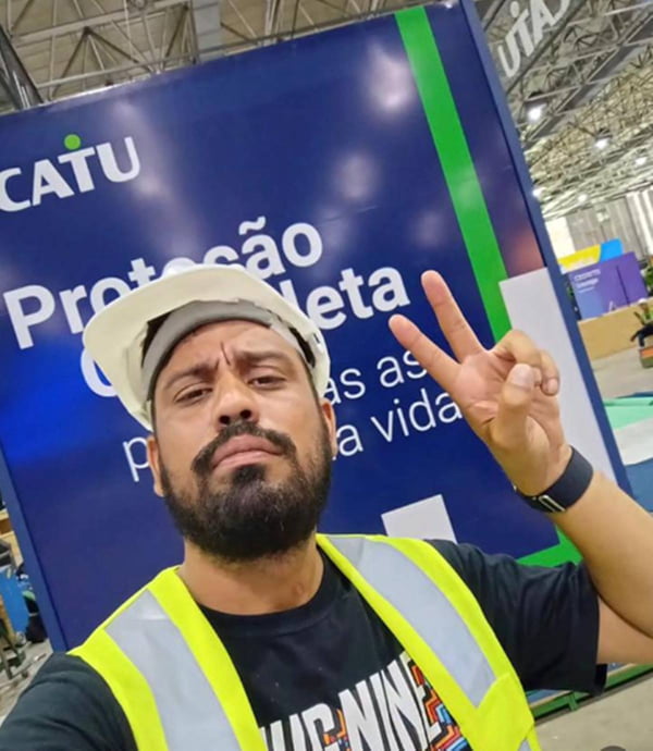 homem de barba vestido de operário